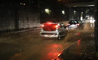 In der Unterführung am Bahnhof in Warburg stand das Wasser hoch. - Simone Flörke