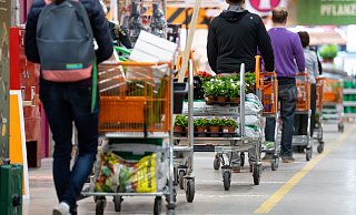 Die Baumarktbranche hofft 2024 auf bessere Geschäfte. Immerhin ein wenig Anlass zur Zuversicht bieten das Absinken der Inflationsrate sowie die Erhöhung der Reallöhne, so ein Branchenvertreter. - Sven Hoppe/dpa