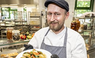 Koch Oliver Kersten serviert in der Frischküche der Gesamtschule Quelle Ofengemüse mit Tomatensalsa. - Jörg Dieckmann