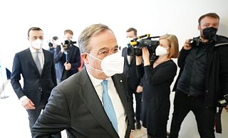 Der CDU-Vorsitzende und Ministerpräsident von Nordrhein-Westfalen, Armin Laschet und CDU-Generalsekretär Paul Ziemiak (l) verlassen eine Pressekonferenz im Konrad-Adenauer-Haus zur Kanzlerkandidatenfrage der Union. - Foto: Michael Kappeler/dpa