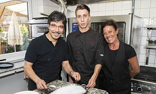 Der Renner: Raffaele Cinquepalmi (v. l.), Umberto Papagno und Cira Ruocco mit dem „Geheimtipp" Wolfsbarsch in Salzkruste und selbst gemachtem Ravioli. - Jörg Dieckmann