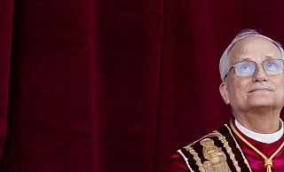 Der neue Papst Leo XIV. erscheint nach dem Konklave auf dem Balkon des Petersdoms. Mit ihm könnte eine neue Ära in der katholischen Kirche beginnen. - Marijan Murat/dpa