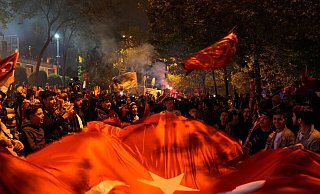 Anhänger des türkischen Präsidenten Erdogan jubeln vor dem Sitz der AKP in Istanbul. - Khalil Hamra/AP/dpa