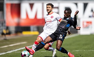 Christopher Antwi-Adjei und Düsseldorfs Matthias Zimmermann (l) kämpfen um den Ball. - picture alliance/dpa