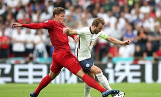 Dänemarks Jannik Vestergaard (l) und Englands Harry Kane kämpfen um den Ball - im Hintergrund eine chinesische Bandenwerbung. - Nick Potts/PA Wire/dpa