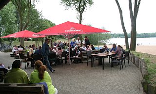 Selbstgebaute Sitzgelegenheiten sind ein Farbtupfer der Beachbar im Winterschlaf. Der Pächter freut sich bereits auf die neue Saison, sagt er im Gespräch. - Claudia Hyna