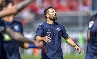 Paderborns Trainer Ralf Kettemann feiert nach dem erfolgreichen Zweitliga-Debüt mit seiner Mannschaft. - picture alliance/dpa Paderborns Trainer Ralf Kettemann feiert nach dem erfolgreichen Zweitliga-Debüt mit seiner Mannschaft. - picture alliance/dpa