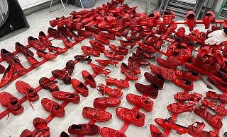 Jedes Paar der rote Schuhe symbolisiert eine getötete Frau in Deutschland im Jahr 2024, die durch geschlechtsbezogene Gewalt ums Leben gekommen ist. - Stadt Rahden