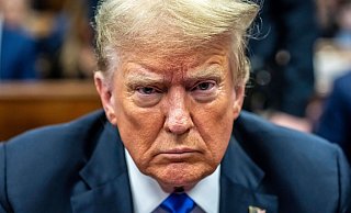 Donald Trump hat auf der Plattform Truth Social eine vulgäre Bemerkung über seine demokratische Kontrahentin Kamala Harris verbreitet. (Archivbild) - Mark Peterson/AP/dpa