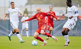 SCP-Sturmtalent Ilyas Ansah (r.), hier im Duell gegen Emdens Tim-Justin Dietrich, trug im ersten Testspiel überraschend die Kapitänsbinde. - BESIM MAZHIQI