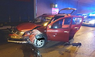 Beim Fahrstreifenwechsel kollidierte der Lastwagen mit dem Dacia. - Polizei Minden