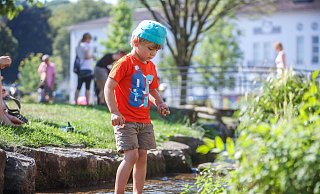 Kilian (3) kühlt sich seine kleinen Füße im Park der Menschenrechte. - Sarah Jonek