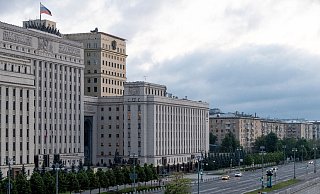 Ein Blick auf das Gebäude des russischen Verteidigungsministeriums mit Flugabwehrsystemen auf dem Dach in Moskau. - Uncredited/AP/dpa