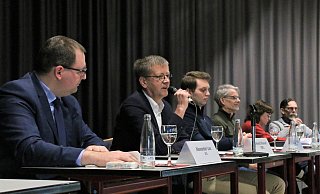 An der Podiumsdiskussion im Berufskolleg Schloß Neuhaus haben (v.l.) Alexander Lex (AfD), Burkhard Blienert (SPD), Kevin Gniosdorz (CDU), Peter Altenbernd (Bündnis 90/Die Grünen), Charlotte Neuhäuser (Die Linke) und Andreas Höltke (BSW) teilgenommen. - Rajkumar Mukherjee