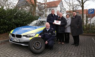 Süßes für Außergewöhnliches: Philipp Hesse (v.l.), Hendrik Brinkmann und Christian Kristan holten am Samstag die Ärzte ab. Hans-Ulrich Sorgenfrei, Michaela Schmidt und Sven Kampeter vom Lukas-Krankenhaus dankten den Polizisten dafür und für die generelle, gute Zusammenarbeit. - Friderieke Schulz