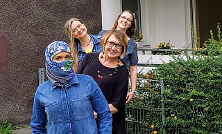 Lima S. (ganz vorne) freut sich besonders in dieser Zeit über Rat und Hilfe von Joanna Falk, Birgit Noll und Melanie Schwede (v. vorne) vom Team der Sozialberatung Am Wilhelmsberg in SchloßNeuhaus. - AWO