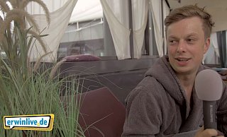 Moderator Joris Gräßlin fragt: "Was darf man in der Sauna - und was nicht?" - Screenshot erwinlive.de