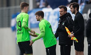 Mehr als nur eine Einwechslung: Auf diesen Moment, in einem Regionalligaspiel des SV Rödinghausen wieder aufs Feld zu dürfen, hat Nico Knystock (2. v. l.) eine fußballerische Ewigkeit warten müssen. - Noah Wedel