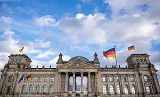 Das Reichstagsgebäude in Berlin ist Sitz des Deutschen Bundestags. Im dem debattieren die Abgeordneten aktuell über die Ausrichtung der Migrationspolitik. - Monika Skolimowska/dpa