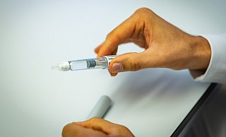 Besonders im Internet wird die "Abnehmspritze" als leichte und schnelle Möglichkeit gepriesen, das Gewicht zu reduzieren. - Sarah Jonek