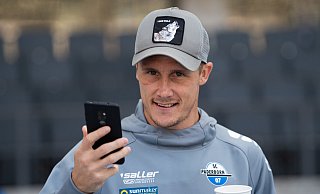 Das Smartphone war für Sven Michel gerade in den vergangenen zwei Wochen ein wichtiges Mittel, um mit Familie und Freunden zu kommunizieren. Der SCP-Stürmer zählte nämlich zu den Spielern, die unter häuslicher Quarantäne standen. - Picture Alliance