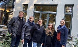 Die neuen Betreiber des HudL-Cafés Ulrich Stecker (Duke & Earl, v. l.), Marco Falke, Janina Ott (beide Momente) und Cara Griffin (Earl & Duke) freuen sich zusammen mit Anna Otte (Markthalle Herford) auf die neue Aufgabe. - Dana Johanna Stoll