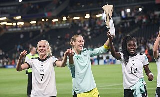 Torhüterin Ann-Katrin Berger (M.) ist wieder im Kreise der deutschen Fußball-Nationalmannschaft. - Sebastian Gollnow/dpa