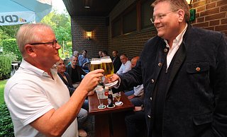 In Stemwede stießen CDU-Chef Andreas Weingärtner (l.) und Kai Abruszat (FDP), gemeinsamer Bürgermeister-Kandidat von FDP und CDU, auf das Wahlergebnis an. - Joern Spreen-Ledebur
