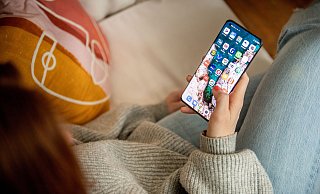 Diensteanbieter müssen in den AGB aufführen, welche Handlungen zu einer Account-Sperre führen können. - Zacharie Scheurer/dpa-tmn