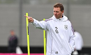 Da geht\\\'s lang zur WM: Julian Nagelsmann beim Training in Herzogenaurach. - Federico Gambarini/dpa