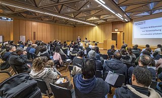 Zahlreiche jesidische Flüchtlinge folgten der Einladung des Jobcenters ins Rathaus. - Ansgar Mönter