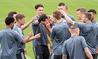 Die deutschen Spieler zeigten sich beim Abschlusstraining gut gelaunt. - Foto: Federico Gambarini/dpa