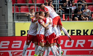 Jahn Regensburg setzte sich gegen Schalke durch und bleibt Überraschungs-Spitzenreiter der 2. Liga. - Foto: Matthias Balk/dpa