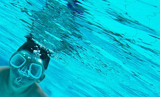 Ein Junge taucht im Freibad. - Symbolfoto: dpa