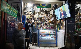 In einer Bar im Stadtviertel Lapa schauen Menschen die letzte TV-Debatte zwischen den beiden Präsidentschaftskandidaten da Silva und Bolsonaro. - Fernando Souza/dpa