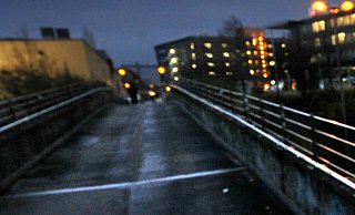 Die Fußgängerbrücke zwischen Europa-Platz (Ishara) und dem Forum (Meller Straße / Schmiedestraße) gilt schon lange als Angstraum in Bielefeld. - Symbolfoto: Andreas Frücht