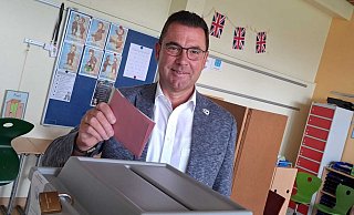 Carsten Torke gab in der Grundschule seines Heimatdorfes Vinsebeck seine Stimme ab. - Madita Schellenberg