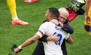 Nationaltrainer Didier Deschamps (r) und Frankreichs Superstar Kylian Mbappé feiern den Sieg gegen Belgien. - Marcus Brandt/dpa