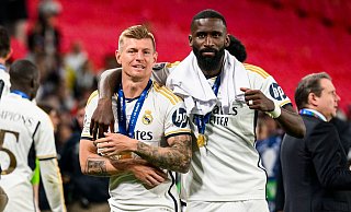 Sind im EM-Quartier in Herzogenaurach eingetroffen: Toni Kroos (l) und Antonio Rüdiger. - Tom Weller/dpa