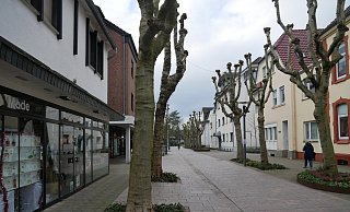 Mit dem geplanten Citty-Outlet soll Bad Lippspringes Innenstadt wieder belebt werden. Derzeit ist die Arminusstraße in der Fußgängerzone nicht sehr gefragt. - Klaus Karenfeld