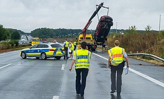 Einer der beteiligten Wagen, ein Ford Edge, landete hinter einer Leitplanke und musste geborgen werden. - Christian Mathiesen