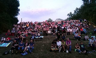 Das Sommernachtskino zog 320 Besucher auf die Naturbühne der Aqua Magica, die gemeinsam den Film und das besondere Ambiente genossen. - Sandra C. Siegemund