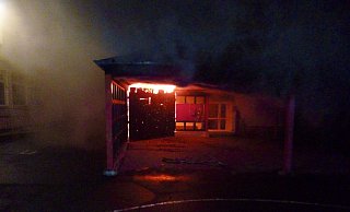 Im Januar steckten Unbekannte abends einen Holzpavillon an der Grundschule in Schnathorst an, ein Abstellraum geriet in Brand. - Archivfoto Polizei Minden-Lübbecke
