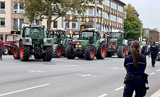 Am Vormittag blockieren Landwirte mit ihren Maschinen das Westerntor in Paderborn. - Ralph Meyer