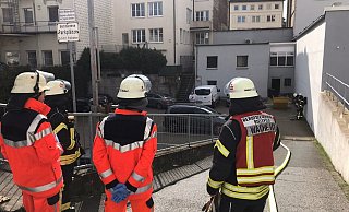 Feuerwehrkräfte an der Hagenbruchstraße. - Christian Mathiesen