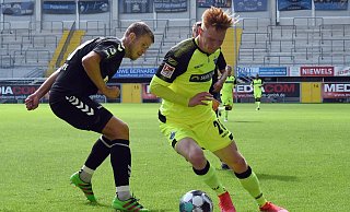 SCP-Neuzugang Pascal Steinwender (r.), der sich hier gegen VfB-Kapitän Tommy Grupe durchsetzt, zählte in der ersten Hälfte zu den Paderborner Aktivposten. - Ulrich Petzold