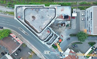 Der Schüttflix-Tower aus der Luft. Der siebengeschossige Trakt wird der Firmensitz, der sechsgeschossige ein Boarding-Haus. Geplant ist, auf dem Dach eine „Rooftop-Bar“ einzurichten. - Patrick Menzel
