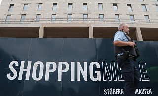 "Shoppingmeile" steht am Bauzaun und macht wohl schon so manchen neugierig auf die künftigen Geschäfte im Hauptbahnhof. - Holger Kosbab