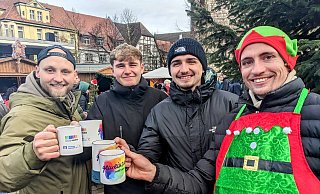 Mit einem Original Warburger Hanse-Glühwein wird beim Warburger Winterzauber-Weihnachtsmarkt auf ein frohes Fest angestoßen. - Burkhard Battran