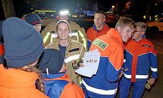Gestartet wurde die Nachtwanderung der Jugendfeuerwehren aus dem Kreis Paderborn am Schützenhaus Bad Lippspringe. Hier machte sich eine Gruppe der Jugendfeuerwehr Delbrück startbereit. - Ralph Meyer